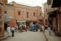 Image du Maroc Professionnelle de  Une calèche passe dans une rue de la médina au quartier El Kennaria de Marrakech, Samedi 22 Février 1987. (Photo / Abdeljalil Bounhar) 